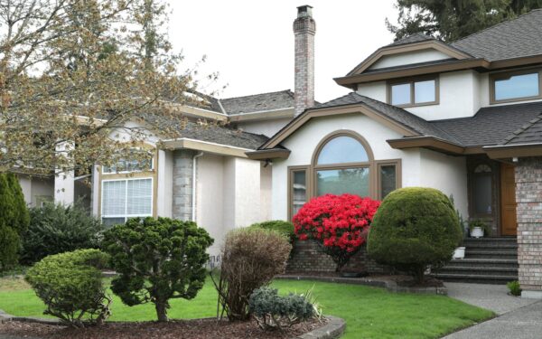 Front yard planting tips for relaxed curb appeal all season