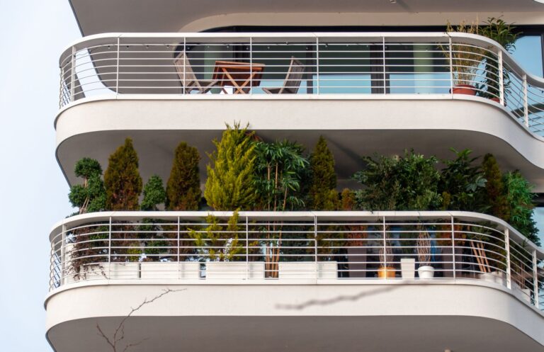 Vertical balcony planter