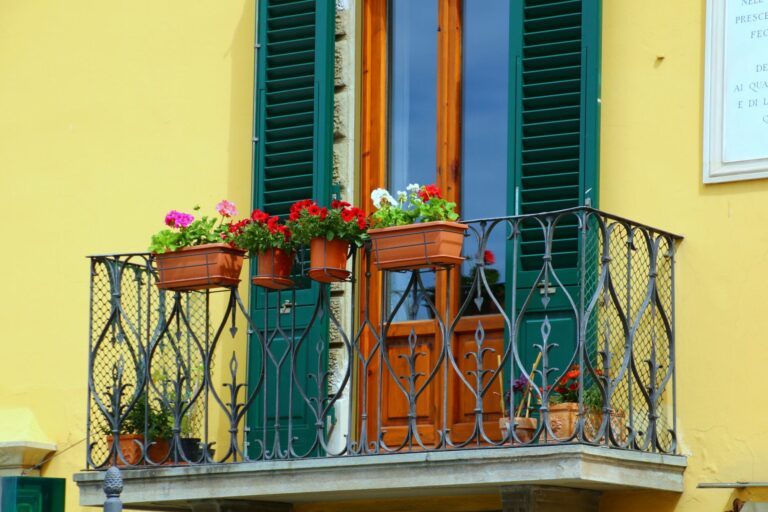 Small balcony container