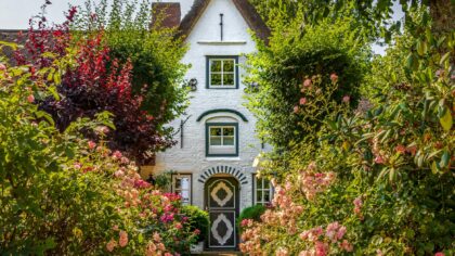 Cottage garden design basics for relaxed, colourful borders