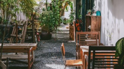 Gravel courtyard garden ideas that turn bare ground into a calm outdoor room