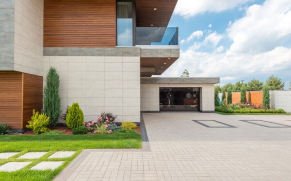 Layered driveway planting ideas that turn arrivals into garden moments