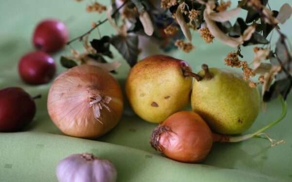 Why garlic and onions turn yellow in the garden and how to fix it