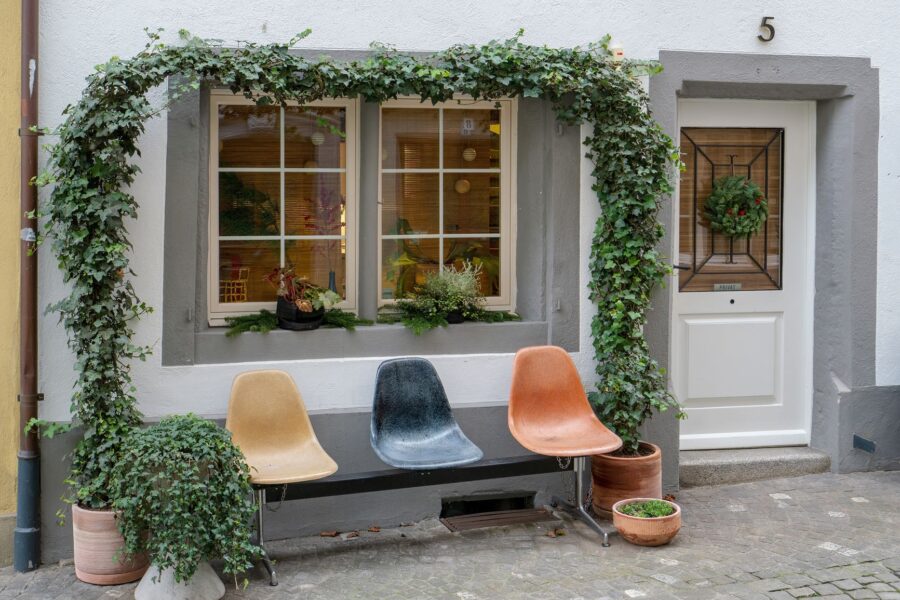 Courtyard garden seating