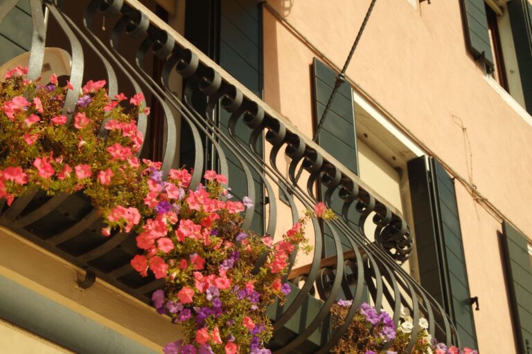 Balcony flower box
