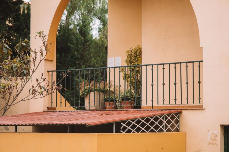 Balcony metal arch